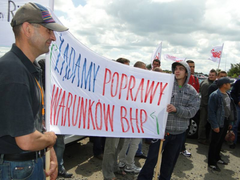 Protest związkowców przed zakladami Röben w Środzie Śląskiej