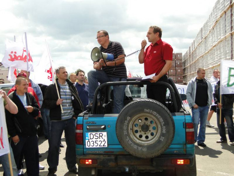 Protest związkowców przed zakladami Röben w Środzie Śląskiej