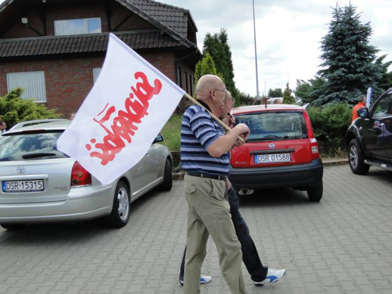 Protest związkowców przed zakladami Röben w Środzie Śląskiej