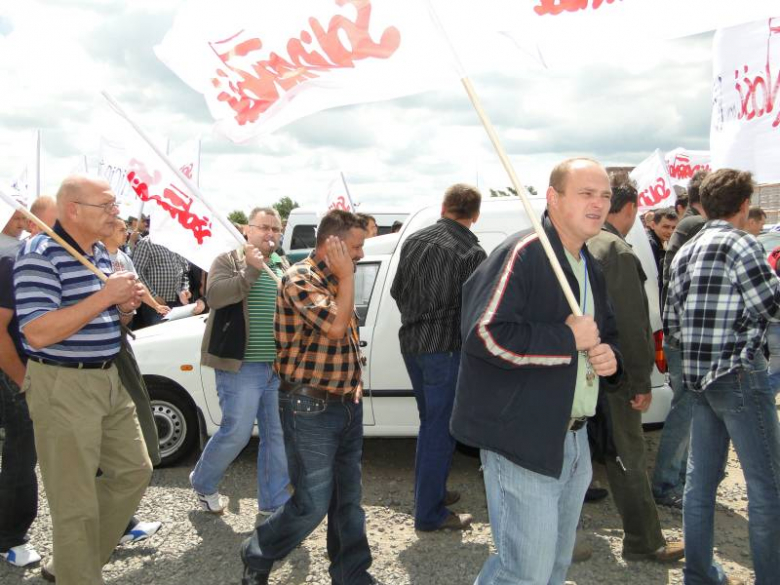 Protest związkowców przed zakladami Röben w Środzie Śląskiej