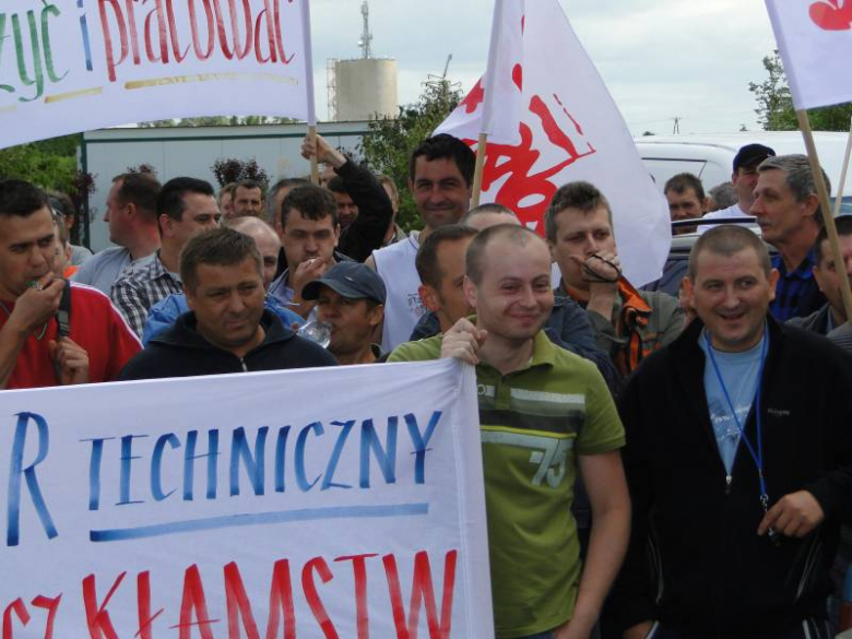 Protest związkowców przed zakladami Röben w Środzie Śląskiej