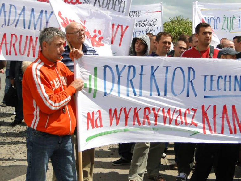 Protest związkowców przed zakladami Röben w Środzie Śląskiej