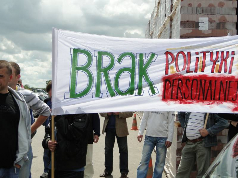 Protest związkowców przed zakladami Röben w Środzie Śląskiej