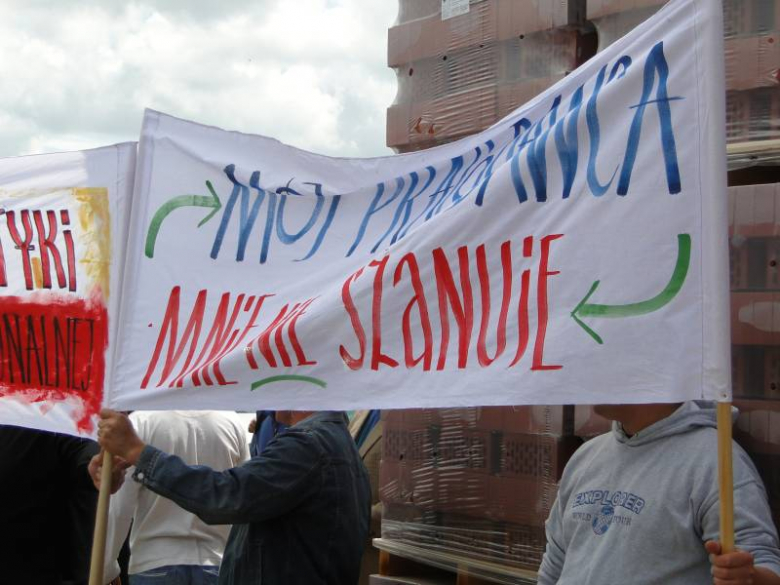 Protest związkowców przed zakladami Röben w Środzie Śląskiej