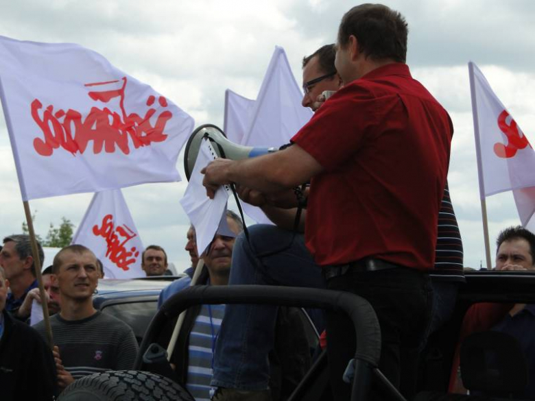 Protest związkowców przed zakladami Röben w Środzie Śląskiej