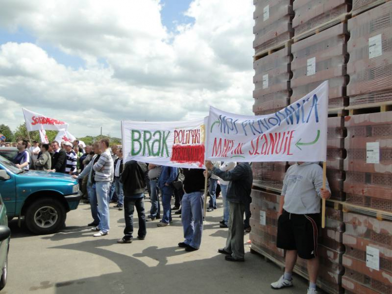 Protest związkowców przed zakladami Röben w Środzie Śląskiej