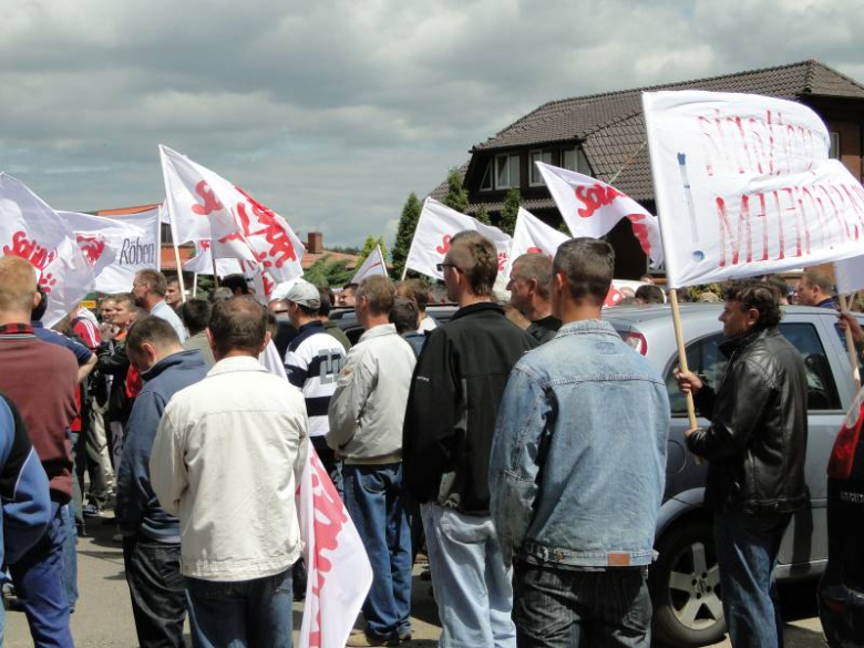 Protest związkowców przed zakladami Röben w Środzie Śląskiej