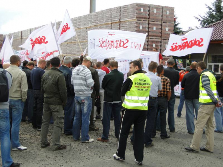 Protest związkowców przed zakladami Röben w Środzie Śląskiej
