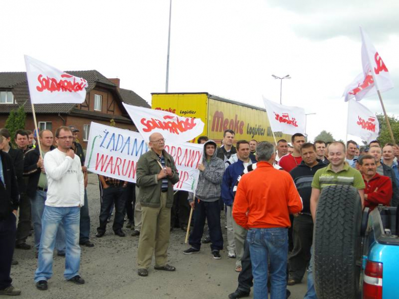 Protest związkowców przed zakladami Röben w Środzie Śląskiej
