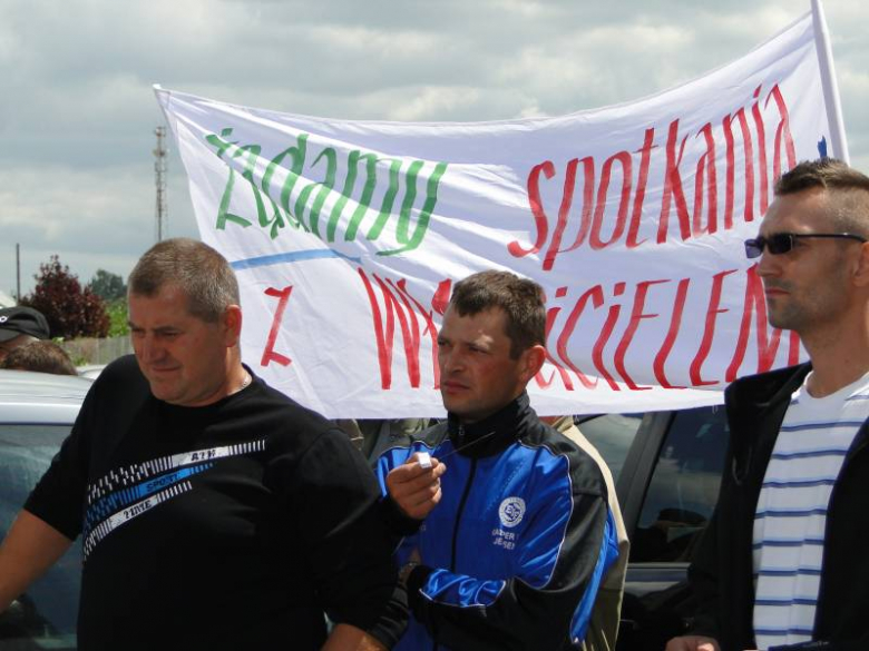 Protest związkowców przed zakladami Röben w Środzie Śląskiej