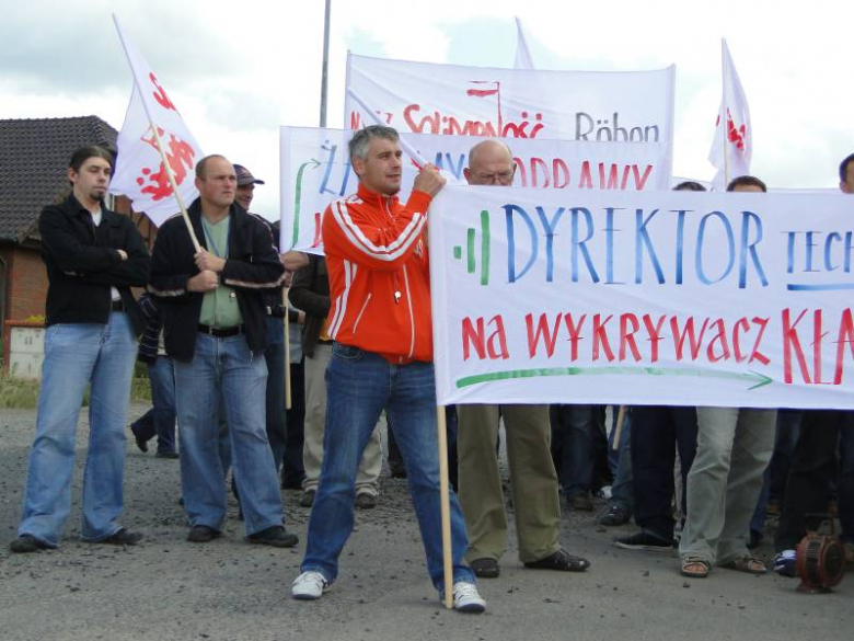 Protest związkowców przed zakladami Röben w Środzie Śląskiej