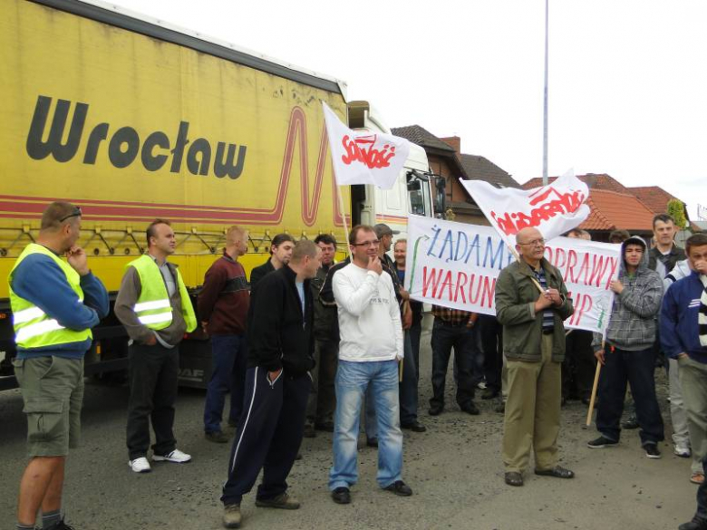 Protest związkowców przed zakladami Röben w Środzie Śląskiej