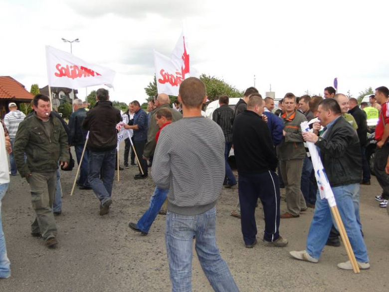 Protest związkowców przed zakladami Röben w Środzie Śląskiej
