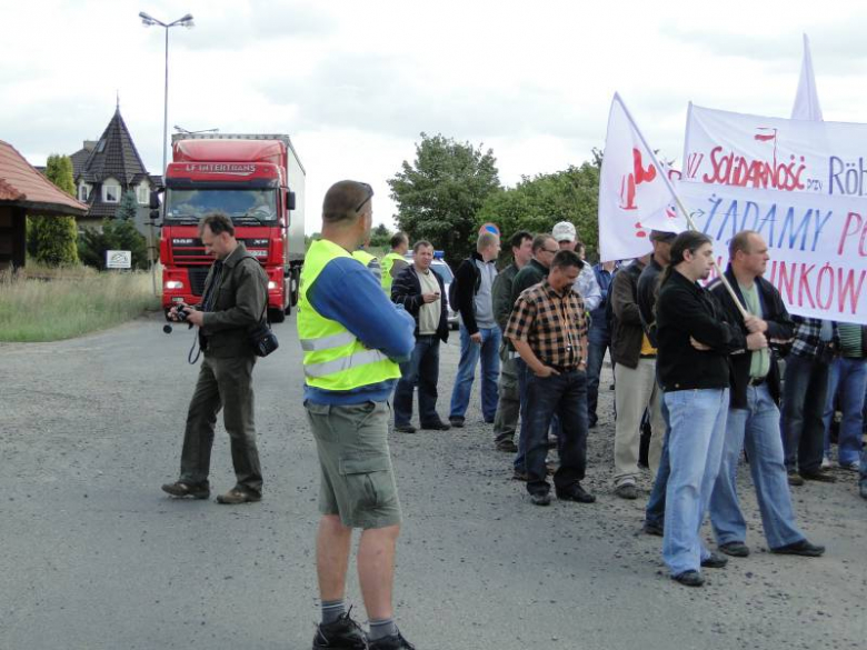 Protest związkowców przed zakladami Röben w Środzie Śląskiej