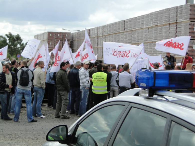 Protest związkowców przed zakladami Röben w Środzie Śląskiej