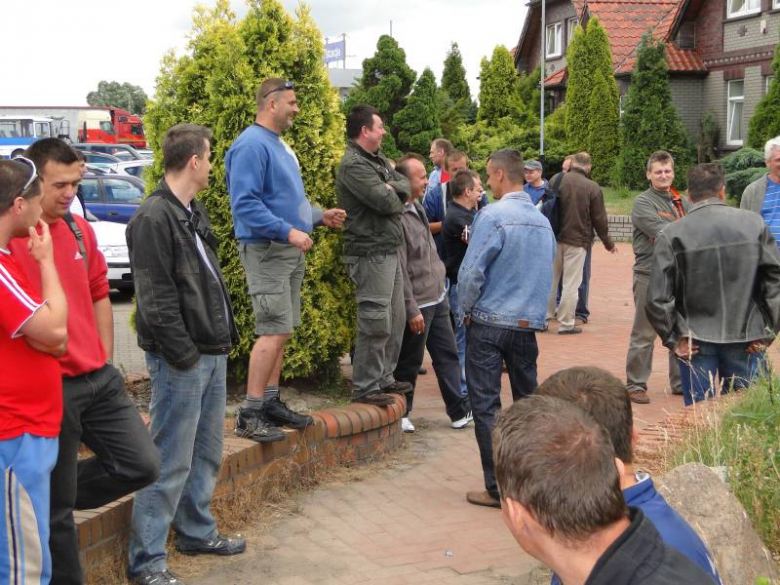 Protest związkowców przed zakladami Röben w Środzie Śląskiej