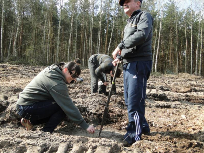 Sadzenie lasu na terenie Leśnictwa Mrozów - kwiecień 2012