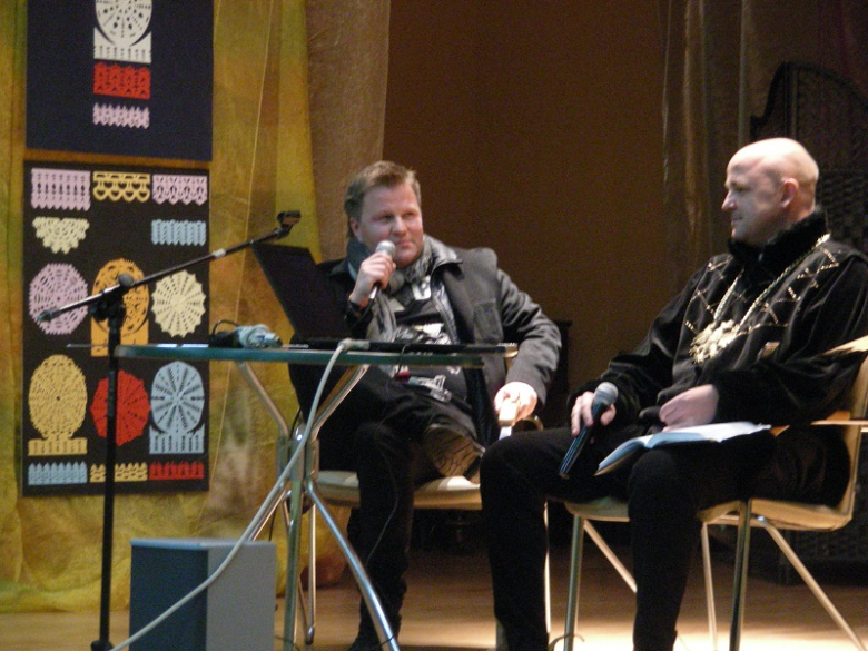 Spotkanie autorskie z czaszką w tle