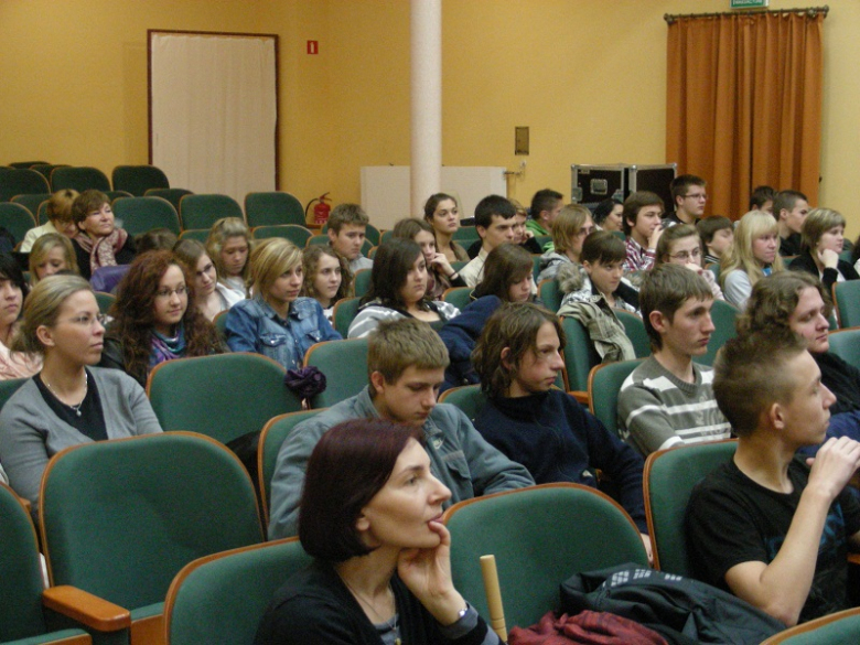 Spotkanie autorskie z czaszką w tle