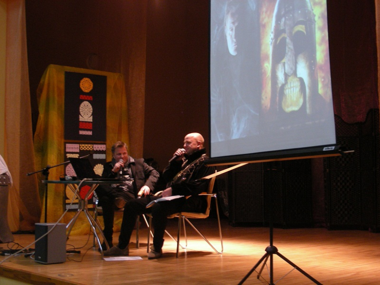 Spotkanie autorskie z czaszką w tle