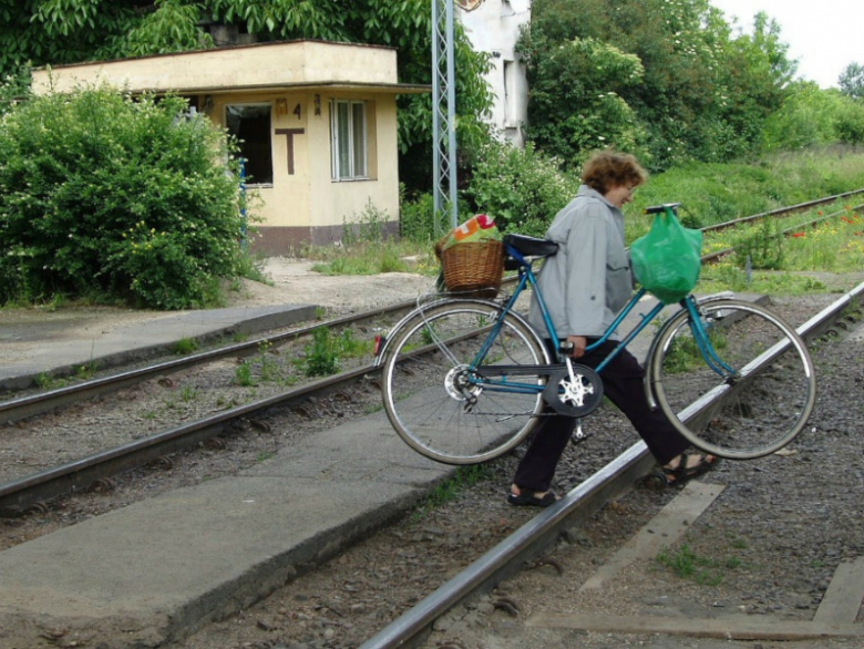 Walka z osobami przechodzącymi nielegalnie przez tory