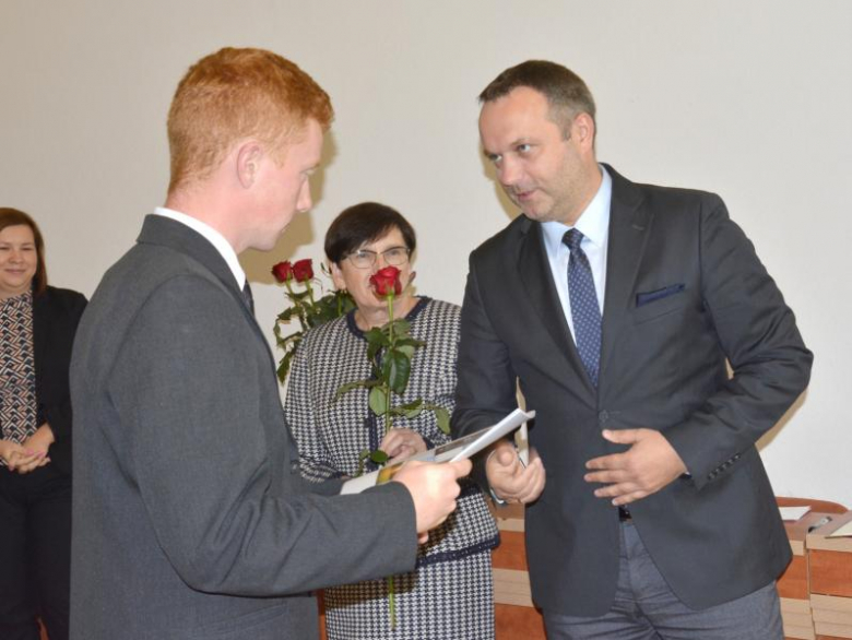 Wręczenie stypendium licealistom