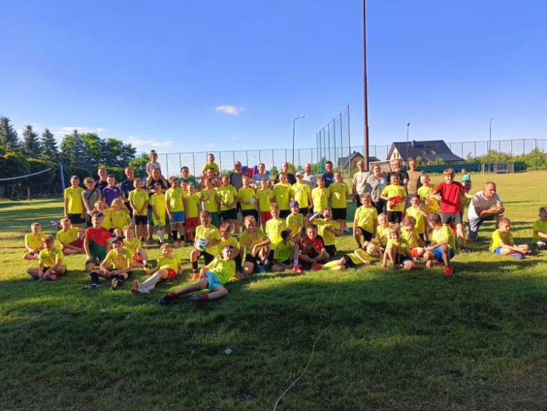 Na boisku w Kostomłotach świętowano zakończenie mijającego sezonu
