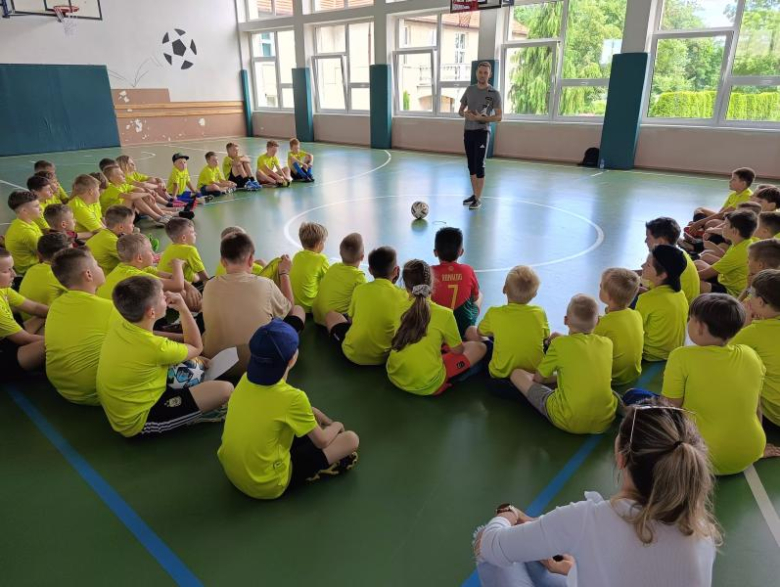 Na boisku w Kostomłotach świętowano zakończenie mijającego sezonu