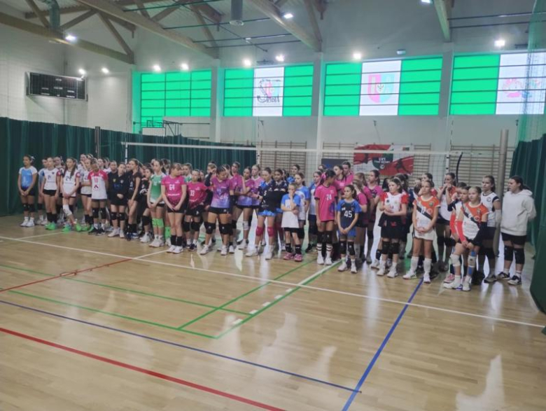 Zacięta rywalizacja i sportowe emocje w Miękini – turniej siatkówki o Puchar Burmistrza