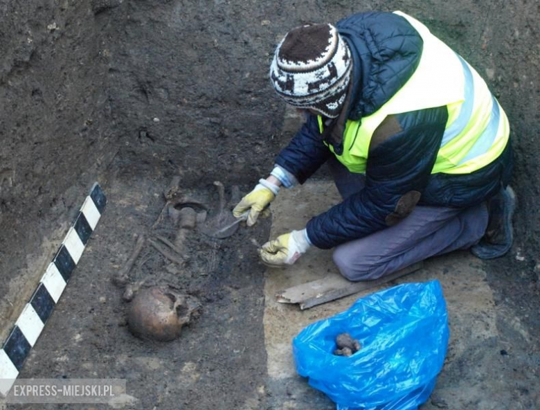 Za średzkim gimnazjum znaleziono ludzkie szczątki
