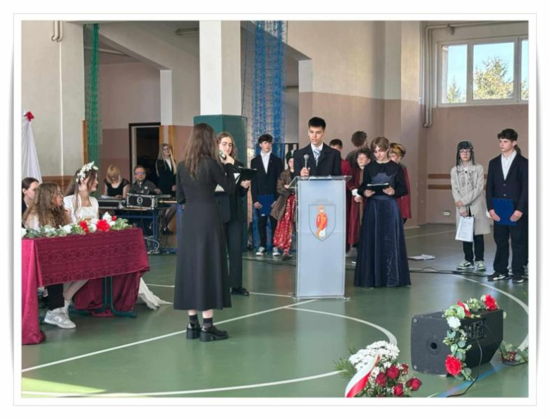 Uczniowie Szkoły Podstawowej w Kostomłotach uczcili kolejną rocznicę uchwalenia Konstytucji 3 Maja