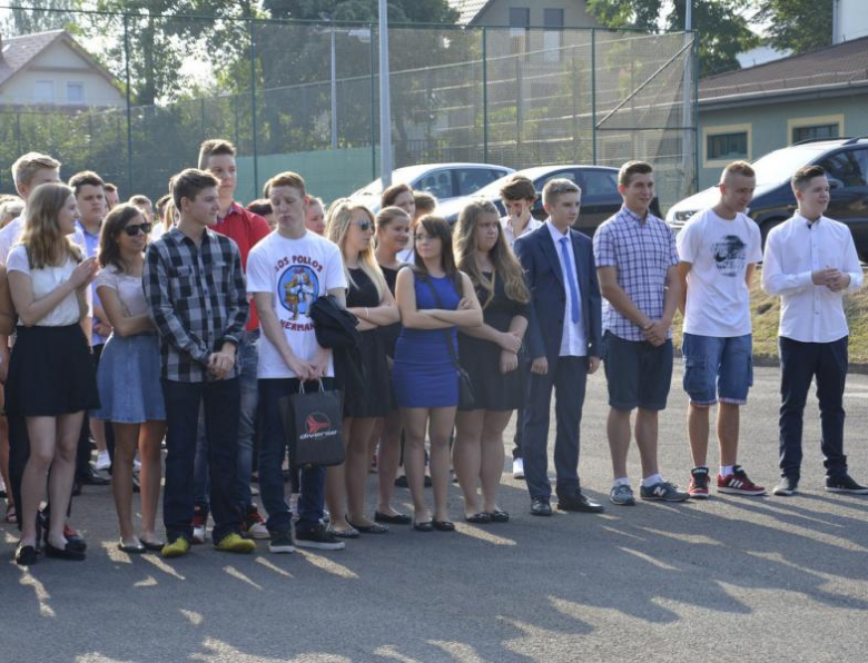 Rozpoczęcie roku szkolnego w szkole średniej w Środzie Śląskiej