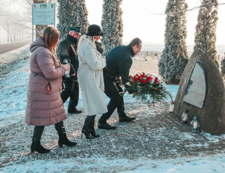 17 lutego 2009 roku w miejscowości Jarostów doszło do tragicznego wypadku śmigłowca LPR