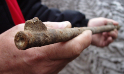 Rolnicy odkopują urny i niewybuchy