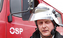 Kobieta uderzyła autem w drzewo