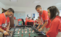 8 uczniów z Lutyni niosło flagę na mecz