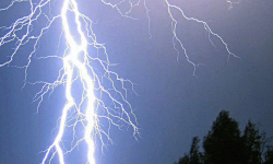 Pioruny biły w stacje telefonii komórkowej i kominy