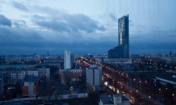 Sky Tower świeci, ale pustkami