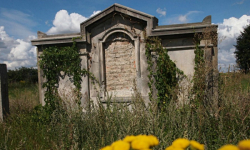 Porzucone nagrobki i zapomniane cmentarze