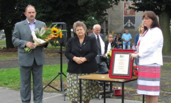 Wiesława Konieczna z tytułem Zasłużony dla Malczyc i gminy Malczyce