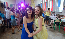 Obejrzyj kroniki szkolne, na których jesteś