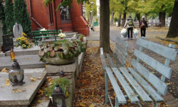 Uważajmy na złodziei zniczy i kieszonkowców na cmentarzach