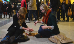 651 osób zastygło w bezruchu na Dworcu Głównym