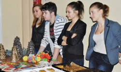 Sprzedawali ciasta i choinki – zarobili 760 zł