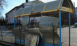 Chuligani skopali wiatę przystankową 