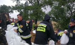 Strażacy łatają dziurę w wale 