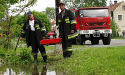 Zalane piwnice i domy. Straż wypompowuje wodę na pola