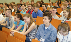 Absolwenci pływali i podciągali się na drążku