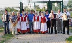 Wyremontowano drogę. Na boisku zamontowano lampy