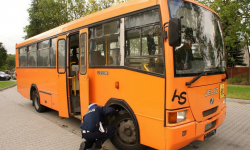 Pęknięta szyba i niesprawne hamulce w gimbusach